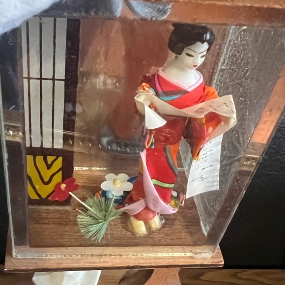 Vintage Japanese Geisha doll display shadow box - Picture 5 of 10